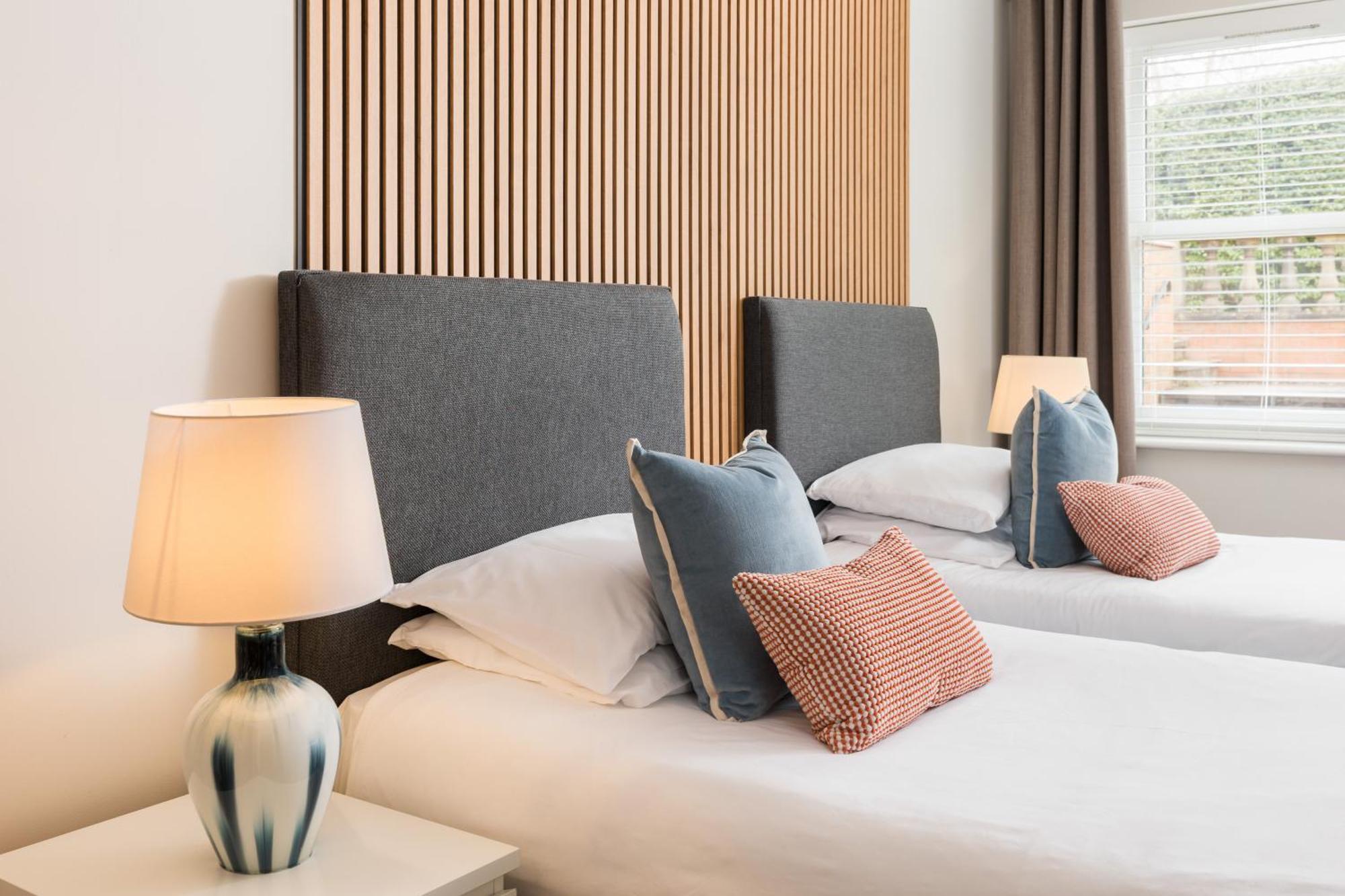 Modern 2-Bedroom Apartments With Free Parking In Leamington Spa Exterior foto